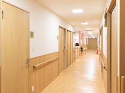 明るく清潔な廊下
