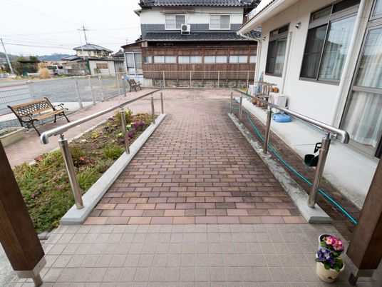 手すり付きのアプローチ通路