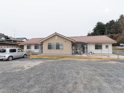 広々とした外観の建物