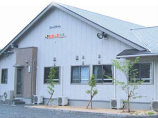 白い外壁の明るい建物外観