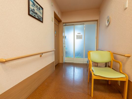 廊下の手すりと椅子