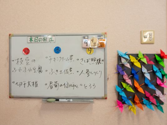 カラフルな折り鶴と掲示物