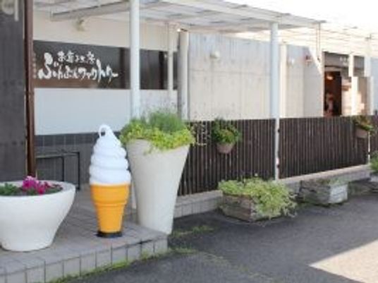 明るい外観の入口  