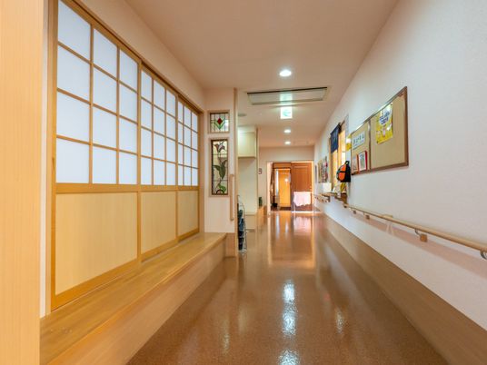 温もりある廊下空間