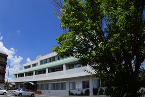 白い建物の外観