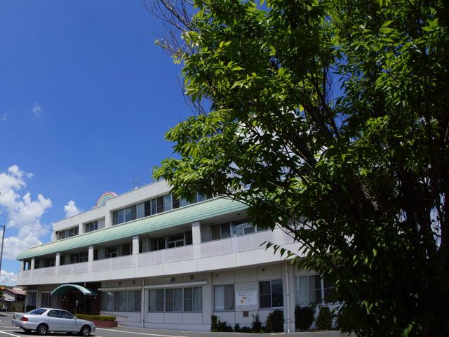 白い建物の外観 外観 緑豊かな環境に囲まれた白い建物で、晴れの日には快適に過ごせます。