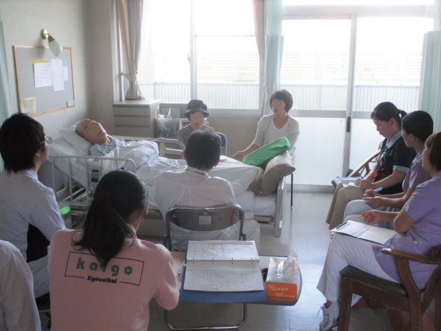 研修中の看護スタッフ 居室 スタッフたちが居室で研修中です。実践的な学びの場として充実した時間を過ごせます。