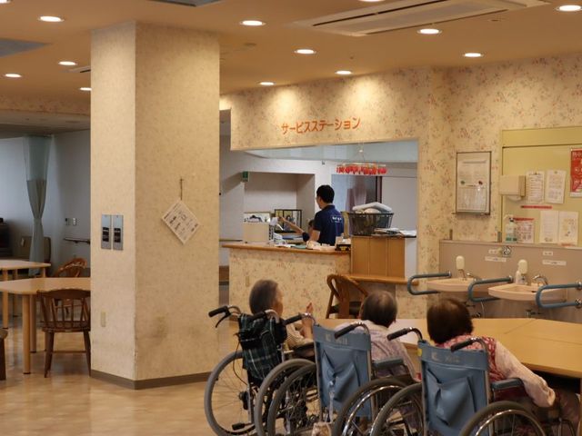 温かみのある食堂 食堂 自然光が差し込む明るい食堂です。車椅子の方にも優しい設計なので安心ですね。