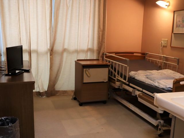 シンプルで快適な居室 居室 日差しが入る居室は、落ち着いた雰囲気です。ベッドとテレビがあり、休息に最適な空間です。