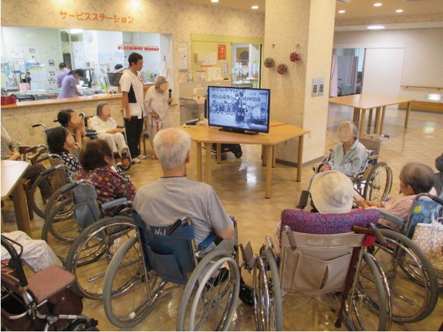 テレビ鑑賞するスペース ラウンジ 広々としたスペースで、車椅子の方も快適にテレビを楽しめます。自然光が差し込む明るい共有エリアです。
