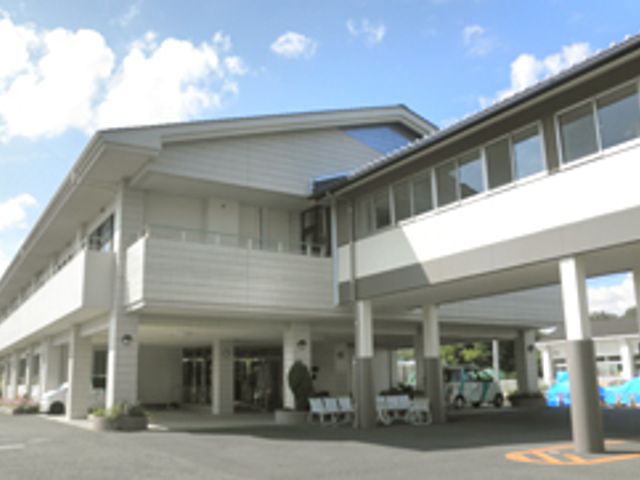 開放的な建物の外観 外観 広々とした建物が印象的で、ゆったりとした雰囲気があります。この環境での就業は快適です。