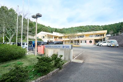 広い駐車場の外観