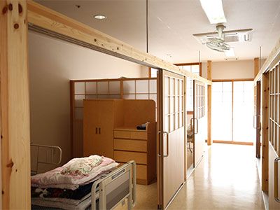 木の仕切りがある居室