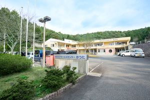 緑に囲まれた建物外観