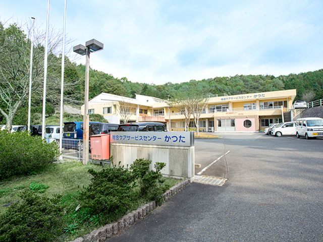 緑に囲まれた建物外観 外観 緑豊かな自然に囲まれた施設の佇まいは、落ち着いた雰囲気を感じさせます。