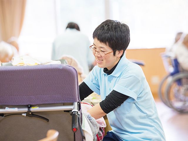 笑顔のスタッフと利用者の様子 スタッフイメージ 明るい空間で、スタッフの心温まるサポートが印象的です。快適に過ごせる環境が整っています。