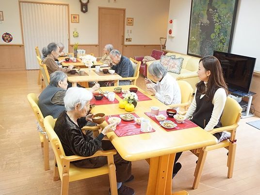 食事を楽しむ利用者とスタッフ