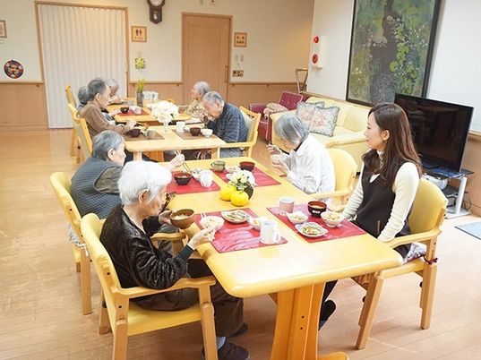 食事を楽しむ利用者とスタッフ