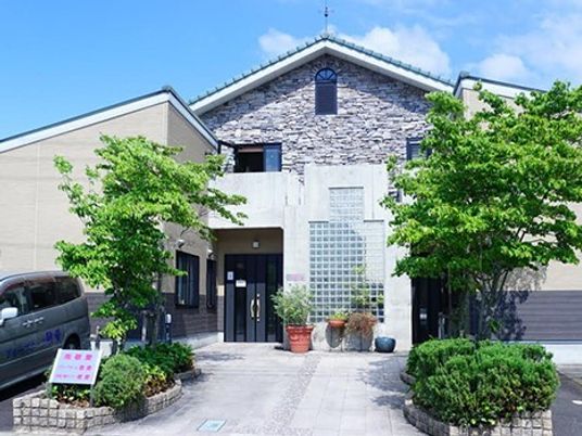 緑豊かな建物エントランス