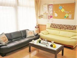 明るく快適なラウンジ