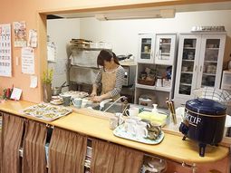 キッチンで働く人