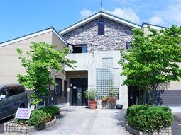 明るい日差しのエントランス