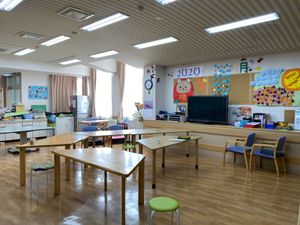 明るい食堂の様子  
