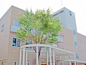 病院外観と木々の建物外観  
