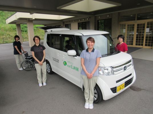 送迎車前のスタッフ外観  