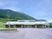 山を背にした外観  