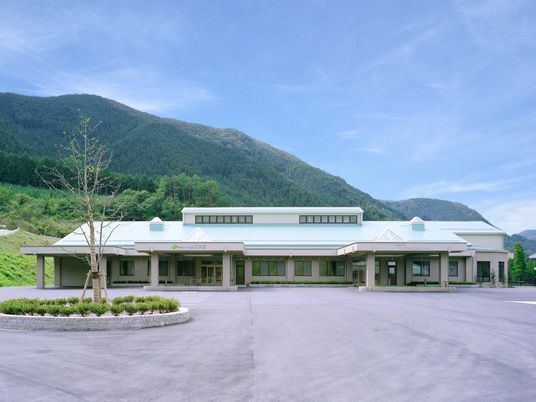 山を背にした外観  