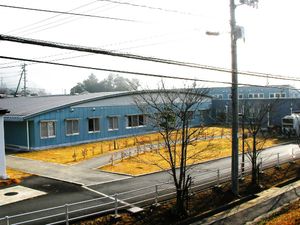 広い敷地の外観