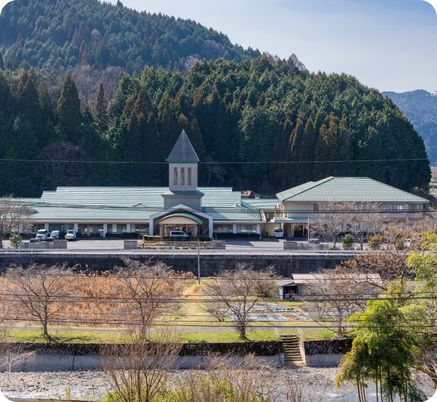自然に囲まれた建物外観
