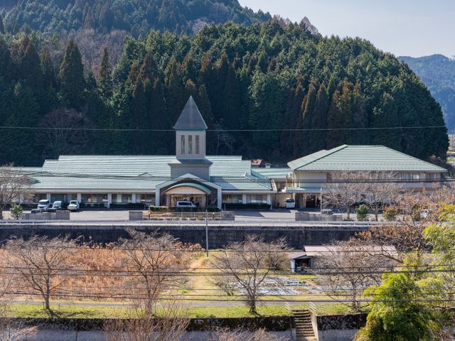 自然に囲まれた建物外観 外観 自然の中に立地し、リラックスした環境で働けます。周囲の緑が心を癒します。