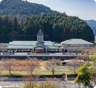 自然に囲まれた建物外観