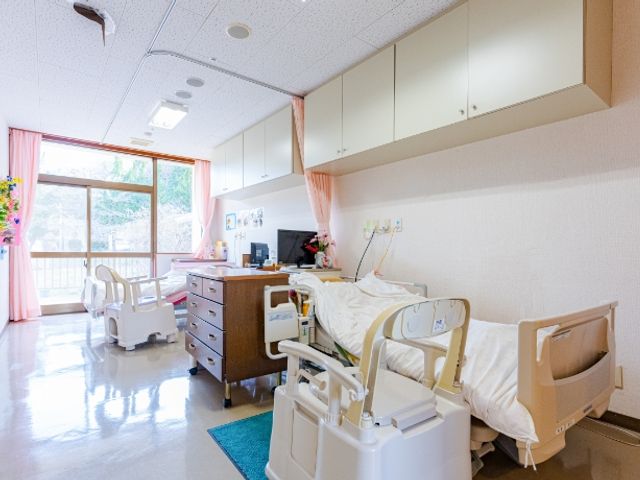 光が差し込む居室 居室 広々とした空間に自然光が差し込む、くつろぎやすい居室です。快適な環境で過ごせます。