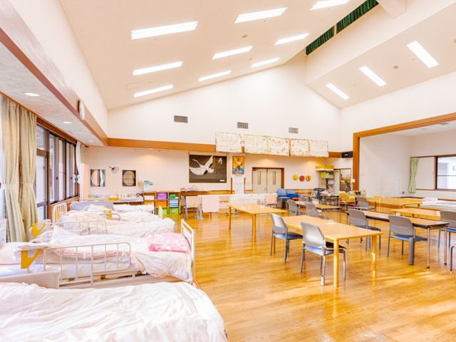 広々としたラウンジ ラウンジ 天井が高く、自然光がたっぷり入る明るいスペースです。リラックスして過ごせる空間になっています。