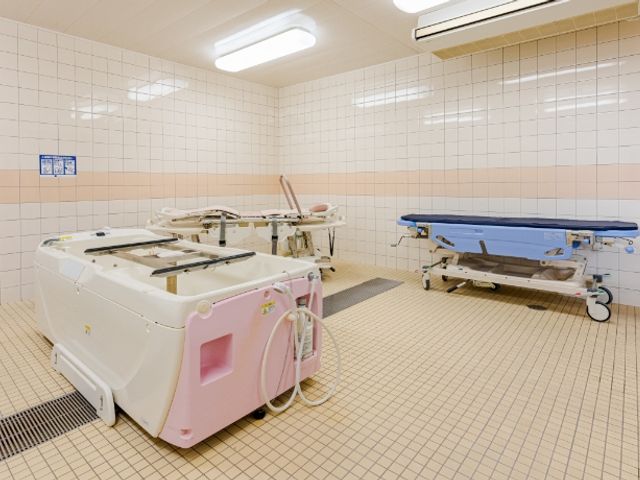 清潔な浴室設備 浴室 清潔な設備が整った浴室です。快適に介助が行えるスペースが確保されています。