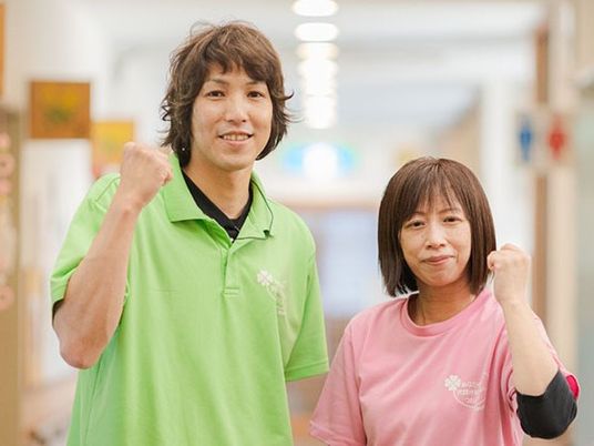 笑顔で並ぶスタッフの廊下  