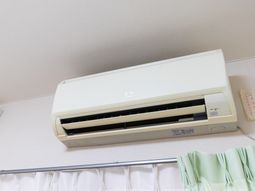 壁掛けのエアコンユニット