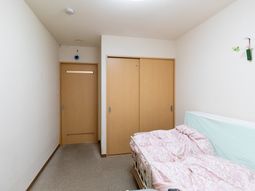 居室のベッドと扉