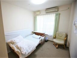 明るい居室の一角