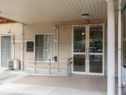 エントランスの明るい通路