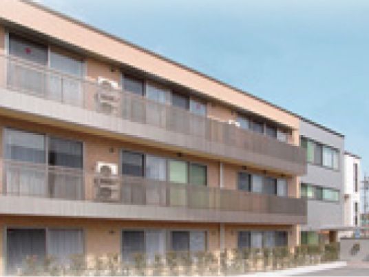 落ち着いた外観の建物