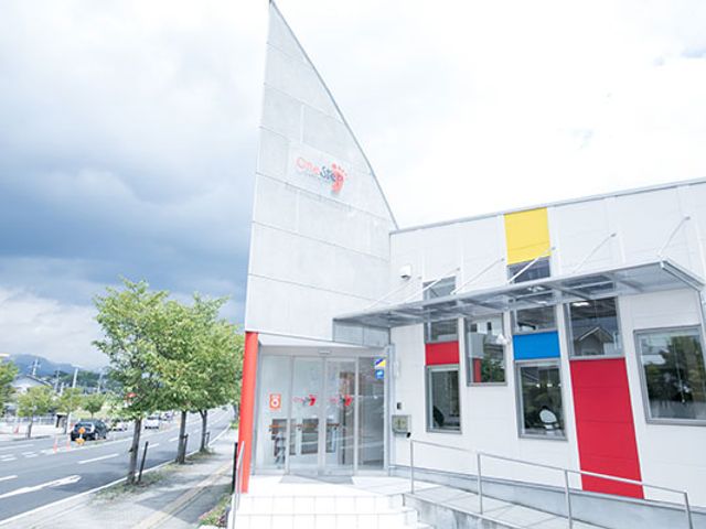 建物外観 外観 ユニークなデザインが目を引く建物の入口です。明るい配色が親しみやすさを演出しています。