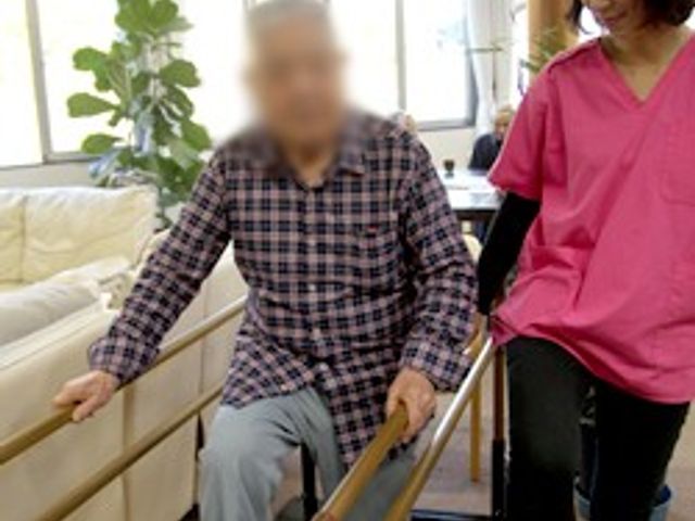 訓練風景の部屋 機能訓練室 明るい空間で、介護士がサポートしながら皆様のリハビリを行っています。