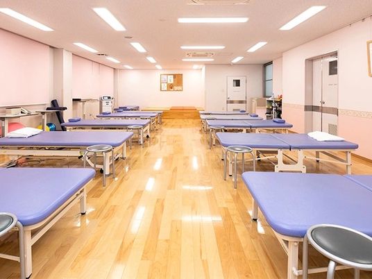 訓練ベッドが並ぶ室内  