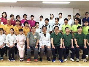 スタッフ集合の室内  
