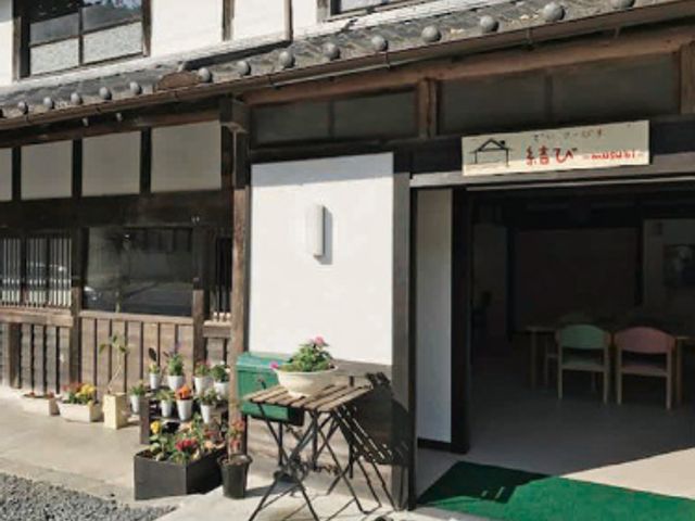 昔ながらの建物外観 外観 趣のある伝統的な建物で、入り口には緑豊かな植物が並び、温かみを感じられます。