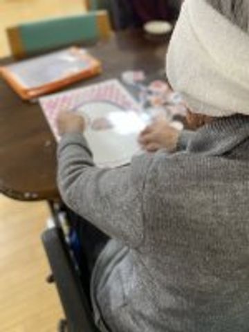 手作業をする様子のリビング